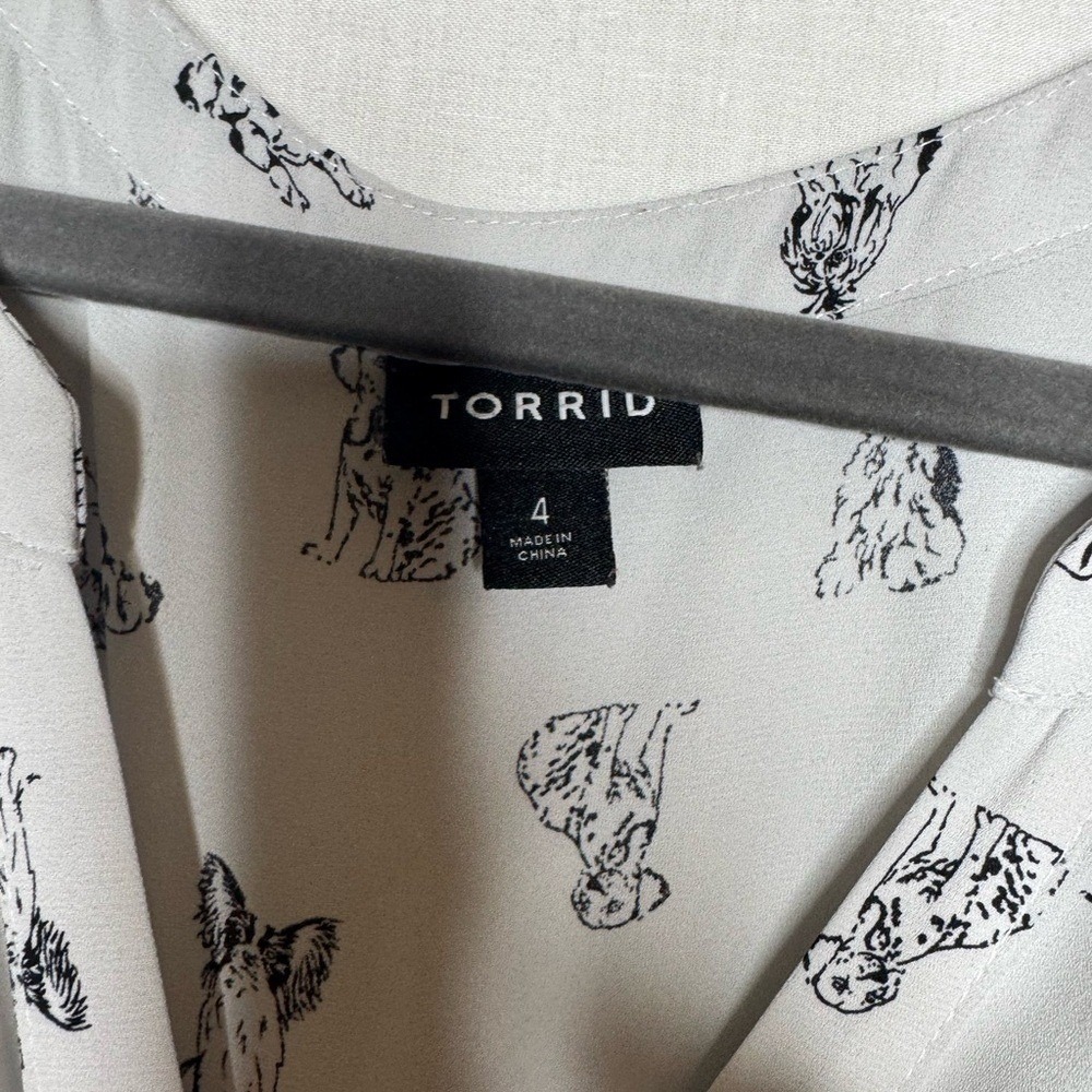 Torrid Womens Harper Popover Blouse Simple Pups Dogs Sz 4X V Neck Casual Office - Picture 4 of 11
